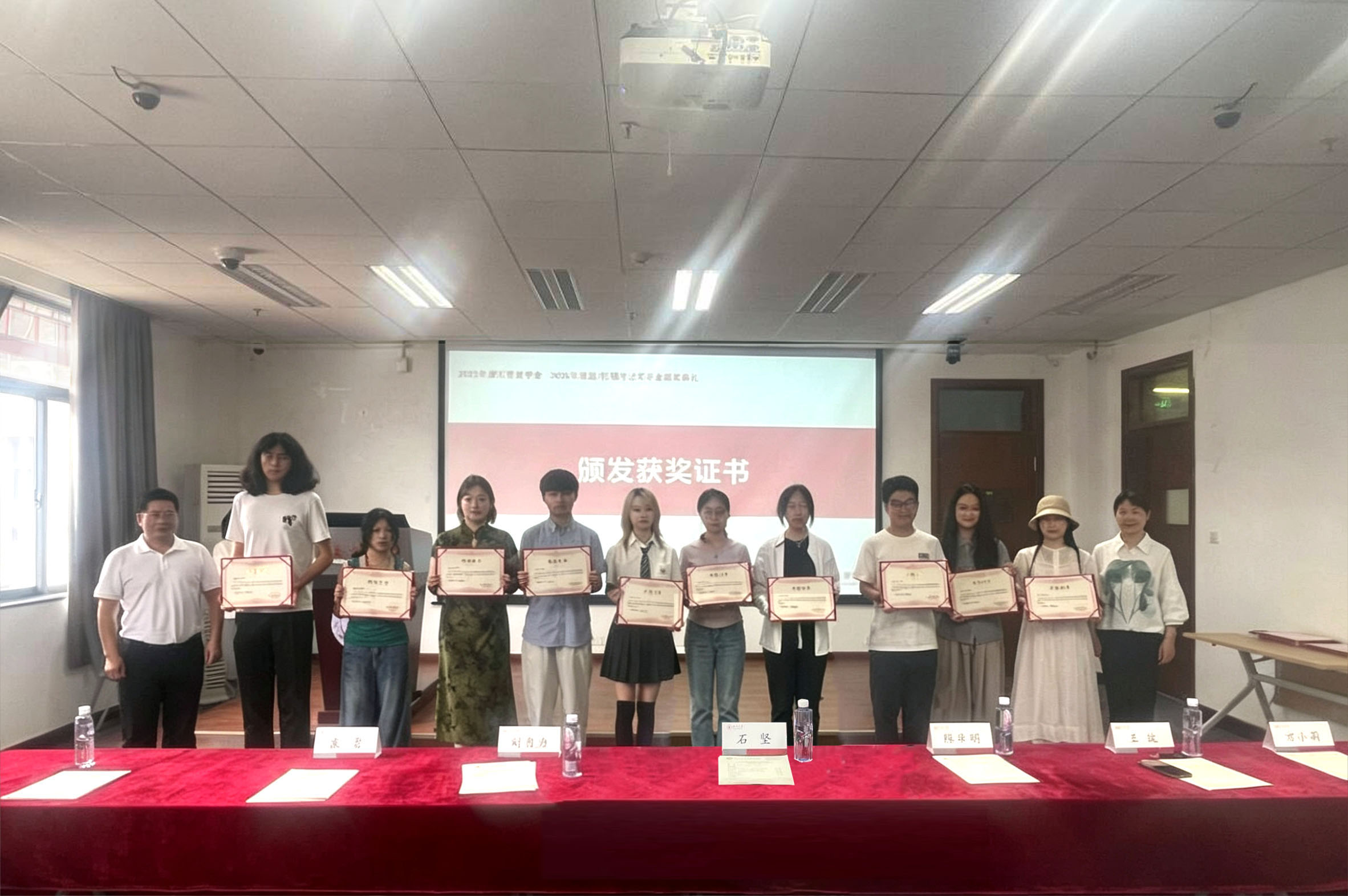 外国语学院举行2025年度石坚奖学金颁奖典礼暨2026年雅思/托福考试奖学金颁奖典礼
